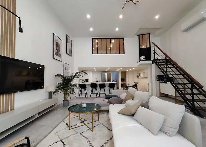 Beautiful & Loft In Center * Μπεζιέ